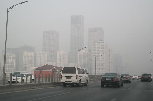 北京又遇霧霾天 12月24日,北京東三環(huán)附近的建筑籠罩在霧霾中。 當(dāng)日,北京再遭霧霾侵襲。據(jù)中央氣象臺預(yù)報,當(dāng)天白天到夜間,河北中南部、北京南部、天津、山西南部、山東北部、河南北部、陜西關(guān)中、江蘇中北部等地空氣污染氣象條件達(dá)4~5級,局地可達(dá)6級,不利于空氣中污染物擴散,上述大部地區(qū)有中度霾,部分地區(qū)有重度霾。 新華社記者 羅曉光 攝