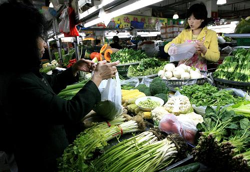 11月10日,顧客在上海市的一家菜場(chǎng)選購(gòu)蔬菜。來(lái)自上海最大的蔬菜集散地上海江橋蔬菜批發(fā)市場(chǎng)的信息顯示,自今年8月以來(lái),上海蔬菜價(jià)格一直處于下跌趨勢(shì),10月底,上海市場(chǎng)蔬菜混合平均價(jià)格為1.48元/公斤,較去年同期1.77元/公斤已下降兩成。新華社記者陳飛攝