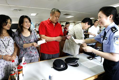 9月19日,邊檢民警正在為“雪龍”號(hào)上的科考隊(duì)員辦理入境檢查手續(xù)。新華社記者 陳飛 攝