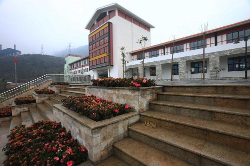 這是1月26日拍攝的汶川縣水磨中學(xué)主教學(xué)樓。 新華社記者 李明放 攝