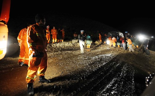 10月7日凌晨,救援人員在全力搶通震中公路。經(jīng)過武警官兵、消防戰(zhàn)士等救援人員近4個小時的全力奮戰(zhàn),截至7日凌晨零時許,通往當雄地震震中的公路打通。目前,各種救災物資正不斷運送到災區(qū),搶險救災工作全面有序展開。新華社記者 普布扎西 攝