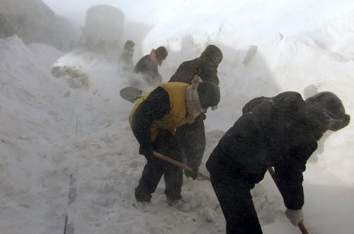 1月4日,呼和浩特鐵路局職工在商都雪災(zāi)前線清理積雪、疏浚線路。新華社發(fā)(田瑜 攝)