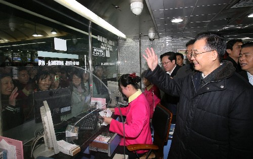 1月30日,中共中央政治局常委、國(guó)務(wù)院總理溫家寶冒雨來到廣州長(zhǎng)途汽車站慰問候車旅客。溫家寶來到售票室,詳細(xì)了解發(fā)售車票的情況。 新華社記者 姚大偉 攝