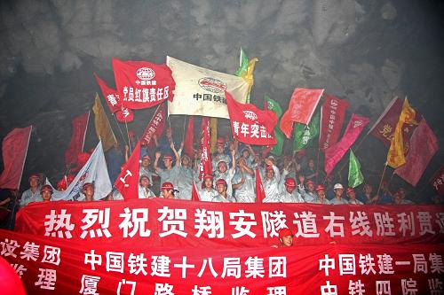 圖為廈門翔安海底隧道工地現(xiàn)場(6月13日攝)。6月13日下午3點58分,中國大陸第一條海底隧道廈門翔安海底隧道右線貫通,苦戰(zhàn)1376天的中國鐵建18局和中鐵1局的施工人員在70米深海下勝利會師。廈門翔安海底隧道總投資31.97億元,是我國自行設(shè)計、自行施工的中國大陸第一條海底隧道,由廈門本島至翔安,工程全長8.695公里,其中海底隧道長6.05公里,跨躍海面寬約4.2公里。該工程2005年9月6日開工,計劃于今年年底建成通車。 新華社發(fā)