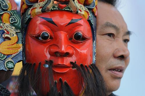 6月12日,文化遺產(chǎn)傳承人在展示儺戲面具制作技藝。當(dāng)日是我國第五個“文化遺產(chǎn)日”,貴州省舉行系列活動,數(shù)十名文化遺產(chǎn)傳承人展示了自己精湛的技藝。新華社記者 劉續(xù) 攝