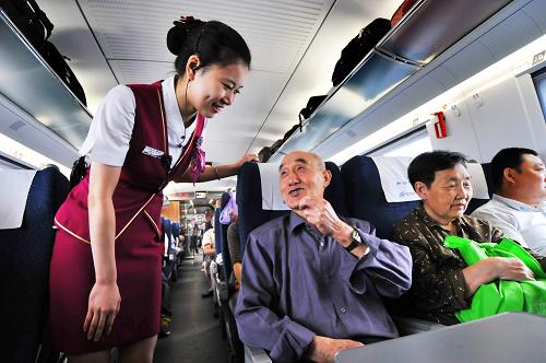 6月30日,乘務(wù)員在一列由天津西始發(fā)的高鐵列車上回答旅客問題。新華社發(fā)(楊寶森 攝)