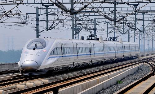 6月30日,一列從北京開出的京滬高鐵列車經(jīng)過天津南站。新華社發(fā)(楊寶森 攝)