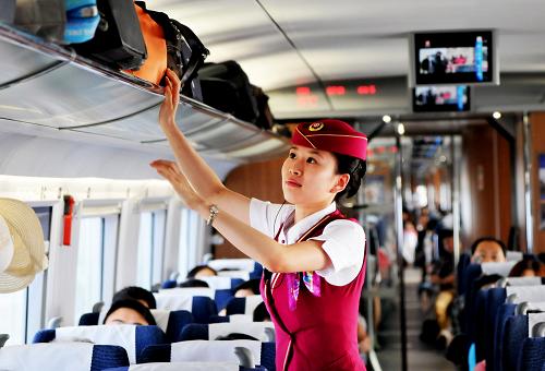 6月30日,乘務(wù)員在一列由天津西始發(fā)的高鐵列車上整理旅客行李。新華社發(fā)(楊寶森 攝)