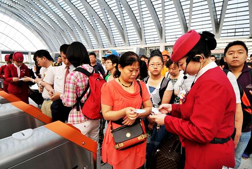 6月30日,旅客在京滬高鐵天津西站檢票,準(zhǔn)備上車。新華社發(fā)(楊寶森 攝)