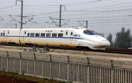 6月30日,一列高鐵列車在京滬高鐵山東棗莊段行駛。新華社發(fā)(孫中喆 攝)