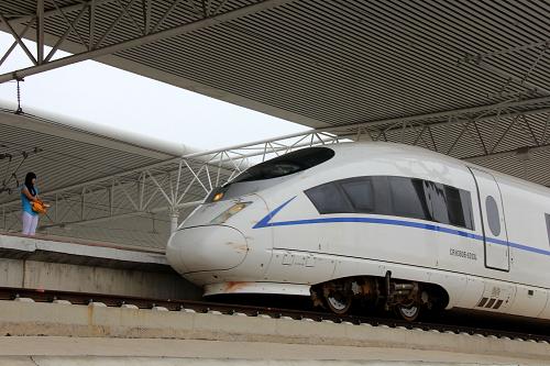 6月30日,一列高鐵列車駛?cè)刖哞F山東棗莊站。新華社發(fā)(孫中喆 攝)