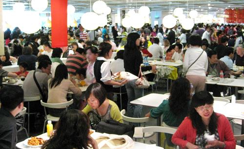5月2日,人們?cè)诒本┮患也蛷d用餐。“五一”小長假第二天,北京農(nóng)產(chǎn)品批發(fā)市場和生活必需品市場供應(yīng)充足,價(jià)格平穩(wěn)。納入北京市商務(wù)委監(jiān)測范圍的所有行業(yè)、業(yè)態(tài)中,餐飲企業(yè)銷售繼續(xù)保持1日的火暴勢(shì)頭。被監(jiān)測的32家餐飲企業(yè)中有半數(shù)銷售額同比增幅達(dá)到10%以上。 新華社記者 張燕輝 攝