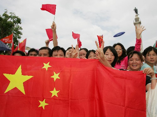 5月3日,澳門民眾為奧運圣火傳遞活動加油。