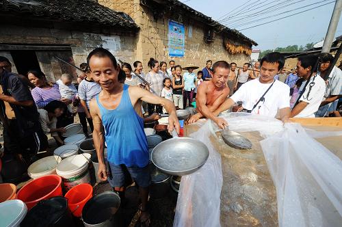 8月29日,湖南湘西鳳凰縣千工坪鄉(xiāng)組織送水車為受旱村莊送水。近日,遭遇嚴(yán)重旱情的湖南省組織各級、各部門全力開展抗旱救災(zāi)工作。據(jù)最新統(tǒng)計(jì),湖南全省14個(gè)市州122個(gè)縣(市、區(qū))中,已有13個(gè)市州82個(gè)縣(市、區(qū))出現(xiàn)旱情,全省21.18萬平方公里面積出現(xiàn)輕度干旱以上面積約13萬平方公里,占全省總面積的61.4%,其中中度干旱約5.1萬平方公里,占全省總面積的24%。目前,旱情嚴(yán)重的地區(qū)正積極組織干部群眾,采取各種措施抗旱救災(zāi)。 新華社記者 龍弘濤 攝