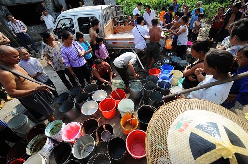 8月29日,湖南湘西鳳凰縣千工坪鄉(xiāng)組織送水車為受旱村莊送水。新華社記者 龍弘濤 攝