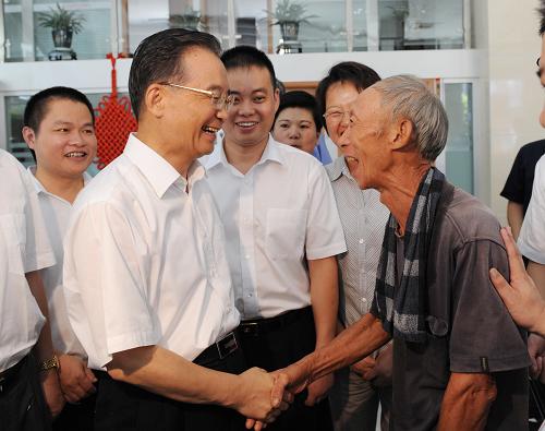 8月23日,正在浙江省溫州考察的國務院總理溫家寶和隨行的國務院有關部門負責人,專程到永嘉縣甌北鎮(zhèn)恒升村鎮(zhèn)銀行,在營業(yè)廳里臨時召開了一次特別的座談會。這是溫家寶和前來辦理貸款的永嘉縣渠口鄉(xiāng)泰石村村民潘錦木親切交談。 新華社記者 李學仁 攝