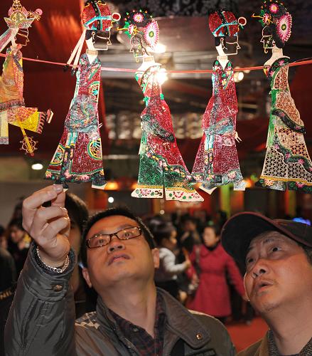 2月15日,市民在廟會上選購陜西皮影。當(dāng)日,廣州正佳廣場舉行新春廟會,來自國內(nèi)十個省區(qū)市的民間絕活登臺亮相。山東吹糖人、陜西皮影、四川糖畫、河北臉譜等民間絕活吸引了大批羊城市民前來參觀。新華社記者 盧漢欣 攝