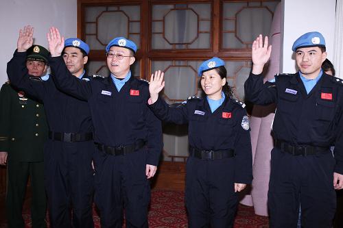 赴海地增援的四名中國維和警察啟程 1月24日,赴海地增援的四名中國維和警察啟程前向戰(zhàn)友揮手道別。 當(dāng)日,由中國人民解放軍醫(yī)護人員和管理人員組成的中國醫(yī)療防疫救護隊,乘坐軍運包機飛離北京,前往海地執(zhí)行人道主義救援任務(wù)。搭乘包機前往海地的還有赴海地增援的四名中國維和警察。 新華社記者 陳建力 攝
