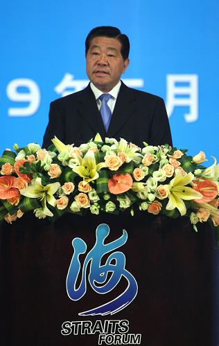 5月17日,以“擴(kuò)大民間交流、加強(qiáng)兩岸合作、促進(jìn)共同發(fā)展”為主題的首屆海峽論壇大會(huì)在廈門海峽會(huì)議中心舉行。中共中央政治局常委、全國(guó)政協(xié)主席賈慶林出席大會(huì)并發(fā)表題為《擴(kuò)大兩岸民間交流 促進(jìn)兩岸合作發(fā)展》的致辭。新華社記者 姚大偉 攝
