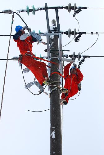 浙江電力部門抗擊冰雪保障電網(wǎng)安全暢通 1月20日,浙江省長(zhǎng)興縣供電局搶修人員正在隔離故障點(diǎn),讓主干線路先通電。 經(jīng)過(guò)搶修人員近三個(gè)小時(shí)的搶修,長(zhǎng)興縣雉城鎮(zhèn)用戶線路故障排除,受影響的1000多戶居民恢復(fù)供電。為應(yīng)對(duì)低溫雨雪冰凍災(zāi)害天氣,浙江省長(zhǎng)興縣供電局已啟動(dòng)應(yīng)急預(yù)案,進(jìn)入24小時(shí)應(yīng)急值班,加強(qiáng)對(duì)重要設(shè)備、線路的巡視,及時(shí)發(fā)現(xiàn)隱患,迅速排除故障;合理安排電網(wǎng)運(yùn)行方式,保障電網(wǎng)安全穩(wěn)定運(yùn)行,全力以赴保障群眾生產(chǎn)、生活的安全、可靠供電。 新華社記者 徐昱 攝