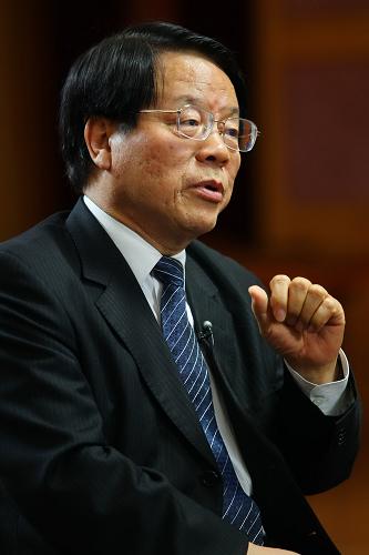 “文化是改善民生的重要組成部分,是幸福指數(shù)的重要衡量尺度。‘十一五’(2006年-2010年)以來,覆蓋城鄉(xiāng)的公共文化服務(wù)體系不斷健全和完善,人民群眾的基本文化權(quán)益得到有效保障,文化輻射力空前提高。”日前,中國文化部部長蔡武接受記者采訪,梳理“十一五”時(shí)期成就,展望未來五年文化發(fā)展前景時(shí)說。新華社發(fā)