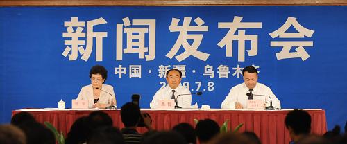 7月8日,烏魯木齊市舉行新聞發(fā)布會(huì),市委書記栗智和市長(zhǎng)吉爾拉·衣沙木丁介紹了烏魯木齊處置“7·5”事件情況及善后措施等內(nèi)容,并回答記者提問。 新華社記者 徐亮攝