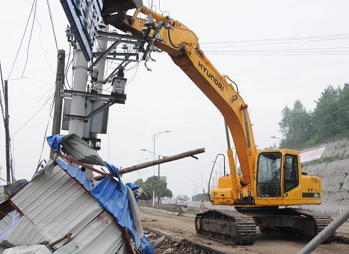 7月31日,工作人員在用挖掘機(jī)支撐快要傾倒的電線(xiàn)桿。洪災(zāi)過(guò)后的吉林省永吉縣城內(nèi)出線(xiàn)大面積停電,洪水剛剛退去,當(dāng)?shù)仉娏Σ块T(mén)就開(kāi)始搶修設(shè)備,確保居民能夠盡快用上電。新華社記者 林宏 攝