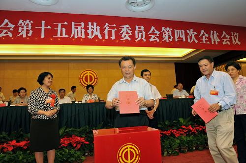 7月26日,會(huì)議代表在大會(huì)上投票。中華全國(guó)總工會(huì)第十五屆執(zhí)行委員會(huì)第四次全體會(huì)議7月25日至26日在北京召開。新華社記者 何俊昌 攝