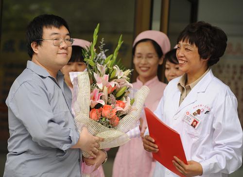 5月17日,我國(guó)內(nèi)地首例甲型H1N1流感患者包某某(左)即將離開(kāi)醫(yī)院。當(dāng)日,經(jīng)過(guò)衛(wèi)生部、四川省、成都市的醫(yī)療專(zhuān)家組科學(xué)有效和精心細(xì)致的治療,我國(guó)內(nèi)地首例甲型H1N1流感患者包某某治愈出院。新華社記者 陳?ài)?攝