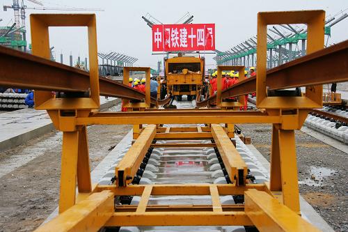 7月17日,中國(guó)鐵建十四局集團(tuán)京滬高鐵鋪軌工班的工人們正在鋪設(shè)通道,為正式鋪軌進(jìn)行準(zhǔn)備。京滬高鐵先導(dǎo)試驗(yàn)段北段將于7月19日開(kāi)始率先從徐州向蚌埠鋪軌,南段將于8月中旬從南京向蚌埠鋪軌,10月底將完成試驗(yàn)段鋪軌。京滬高速鐵路全長(zhǎng)1318公里,全線縱貫京津滬三大直轄市和河北、山東、安徽、江蘇四省,是我國(guó)目前最長(zhǎng)的客運(yùn)專線之一。新華社發(fā)(劉文攝)