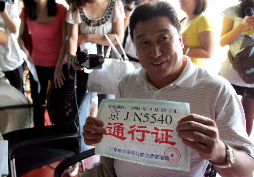 7月15日,北京的陳先生成功辦理、領(lǐng)取了殘疾人奧運(yùn)專用通行證。 從當(dāng)天起,北京持有自動擋準(zhǔn)駕車型駕駛證且為左下肢殘疾的殘疾人駕駛員,將可以獲得奧運(yùn)專用通行證。在7月20日到9月20日期間,持有奧運(yùn)專用通行證的殘疾人可不受機(jī)動車單雙號出行限制。 新華社發(fā)