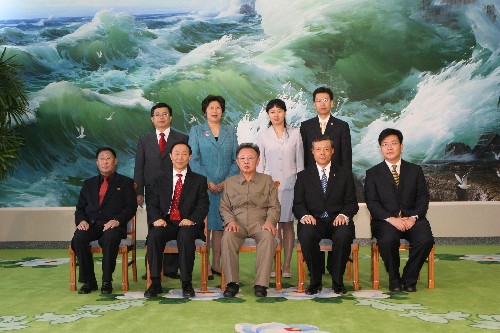 1月23日,朝鮮最高領導人金正日(前中)在平壤與中共中央對外聯(lián)絡部部長王家瑞(前左二)合影。當日,金正日在平壤百花園國賓館會見了到訪的中共中央對外聯(lián)絡部部長王家瑞一行。 新華社記者 張濱陽 攝