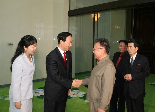 1月23日,朝鮮最高領導人金正日(前右)在平壤與中共中央對外聯(lián)絡部部長王家瑞(左二)握手。當日,金正日在平壤百花園國賓館會見了到訪的中共中央對外聯(lián)絡部部長王家瑞一行。 新華社記者張濱陽攝