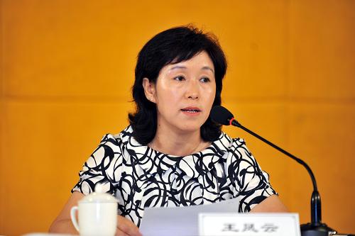7月10日,烏魯木齊市民政局局長王鳳云在烏魯木齊“7·5”事件善后處理工作新聞發(fā)布會上介紹情況。 當(dāng)日,在烏魯木齊“7·5”事件善后處理工作新聞發(fā)布會上,烏魯木齊市民政局局長王鳳云說,自6日烏魯木齊“7·5”事件善后處理工作小組成立以來,已經(jīng)接待無辜死亡群眾家屬2400余人次,受傷人員家屬220余人次。183名工作人員和40多輛汽車全程負(fù)責(zé)接待傷亡人員家屬,并為他們提供醫(yī)療保障、住宿和接送服務(wù)。 據(jù)了解,《烏魯木齊“7·5”打、砸、搶、燒嚴(yán)重暴力犯罪事件無辜死亡者、傷殘者撫恤辦法》草案也將盡快出臺,草案中已經(jīng)確定,將對在烏魯木齊“7·5”事件中無辜死亡的群眾,一次性發(fā)放特殊撫恤金每人20萬元、喪葬補助金每人1萬元。 烏魯木齊市公安部門已經(jīng)開始為烏魯木齊“7·5”事件中的死亡者進行DNA鑒定,民政部門已經(jīng)為確認(rèn)的無辜死亡者家屬送去了初次慰問金每人1萬元,目前已經(jīng)發(fā)放了32萬元慰問金。 王鳳云說,事件發(fā)生后,烏魯木齊市財政安排部分專項資金用于善后處理工作,目前首批5000萬元撫恤金已經(jīng)到位。 新華社發(fā)(江文耀攝)