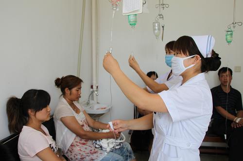 7月29日,內蒙古赤峰市新城區(qū)水污染患者在赤峰學院第二附屬醫(yī)院輸液。赤峰市新城區(qū)玉龍、王府等8個小區(qū)自7月25日晚以來有部分居民飲用自來水后患病,患者出現發(fā)熱、惡心、嘔吐、腹瀉等癥狀。當地政府確定多家免費定點救治醫(yī)院,對患者實行全力救治。新華社發(fā)