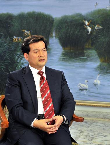 12月28日,寧夏回族自治區(qū)主席王正偉接受新華社記者采訪。當(dāng)日,寧夏回族自治區(qū)主席王正偉在接受新華社記者采訪時(shí)說(shuō),面對(duì)黨中央、國(guó)務(wù)院的新要求,面對(duì)各地競(jìng)相發(fā)展的新態(tài)勢(shì),面對(duì)全區(qū)600多萬(wàn)回漢各族人民過(guò)上美好生活的新期待,寧夏將在“十二五”期間深入實(shí)施西部大開(kāi)發(fā)戰(zhàn)略,保障改善民生,維護(hù)社會(huì)穩(wěn)定,打造民族團(tuán)結(jié)和諧的模范區(qū),使寧夏快步走上一條有特色的興區(qū)富民道路。新華社記者 劉泉龍 攝