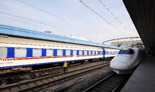 12月8日,一列和諧號(hào)動(dòng)車組緩緩駛出鐵路上海站。新華社發(fā)(鈕一新 攝)