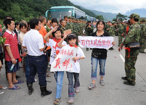 7月21日,四川省什邡市鎣華鎮(zhèn)群眾向解放軍官兵道別。當(dāng)日,在抗震救災(zāi)一線奮戰(zhàn)近兩個月的空軍某部1700多名官兵撤離四川省什邡市鎣華鎮(zhèn),數(shù)千名當(dāng)?shù)厝罕娐動嵹s來送別親人解放軍。 新華社記者 江宏景 攝