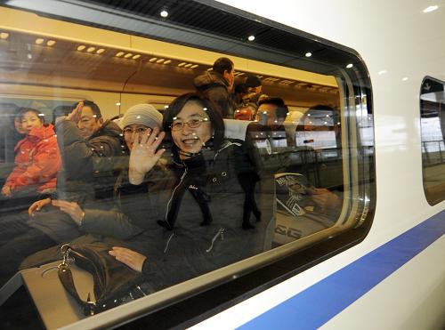 1月11日,吉林站乘客登上開往長春的D5014次列車。當(dāng)日,我國東北地區(qū)首條城際高速鐵路——長吉城際高鐵正式開通投入運(yùn)營。長吉城際鐵路西起長春站,東至吉林站,全長111公里,設(shè)計(jì)時(shí)速達(dá)250公里,沿途設(shè)有龍嘉國際機(jī)場、九臺(tái)南等3個(gè)車站,并預(yù)留2個(gè)車站。長吉城際鐵路開通后,將使長春和吉林兩大城市間的車程由過去的超過一個(gè)半小時(shí)縮短為29分鐘,對(duì)于進(jìn)一步加快東北區(qū)域經(jīng)濟(jì)一體化意義重大。新華社記者 林宏 攝