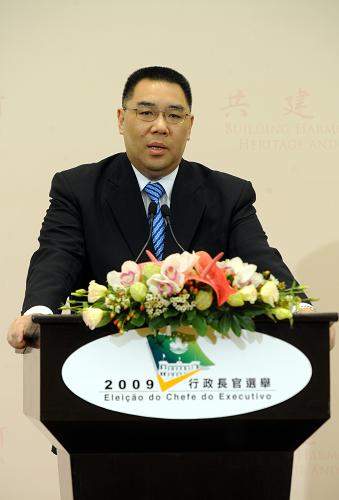 7月26日,澳門特區(qū)第三任行政長官候任人崔世安會(huì)見媒體。當(dāng)日,澳門特別行政區(qū)第三任行政長官選舉在澳門舉行。崔世安以282票當(dāng)選澳門特別行政區(qū)第三任行政長官候任人。新華社記者 黃本強(qiáng) 攝