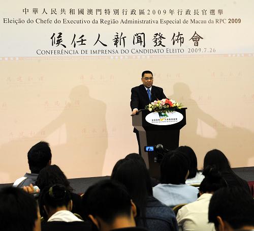 7月26日,澳門特區(qū)第三任行政長官候任人崔世安會(huì)見媒體。新華社記者 黃本強(qiáng) 攝