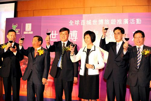 3月26日,嘉賓在“世博旅游之夜”上祝酒。當(dāng)日,由國家旅游局聯(lián)同上海、江蘇等七省市旅游部門組成的世博旅游宣傳團在港舉辦“世博旅游之夜”活動,向香港業(yè)界專題推介世博旅游和“一程多站”旅游產(chǎn)品。新華社記者 蘇曉 攝