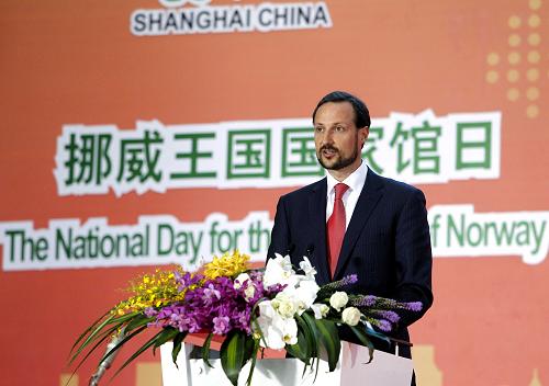 5月28日,挪威王儲(chǔ)哈康在國(guó)家館日活動(dòng)上致辭。當(dāng)日,上海世博會(huì)挪威館舉行國(guó)家館日活動(dòng)。 新華社記者 劉穎 攝