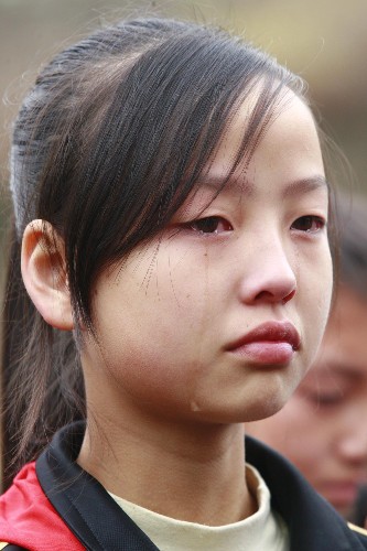 11月12日,一名幸存學(xué)生在青川東河口地震遺址公園悼念遇難的老師和同學(xué)。