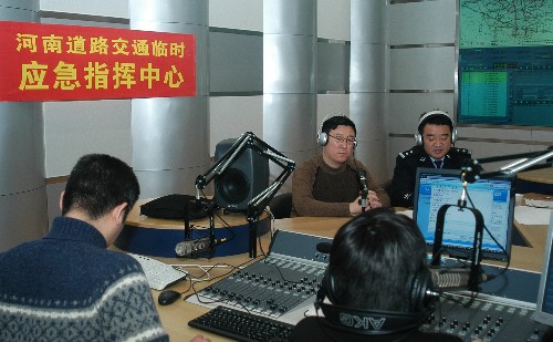 1月20日,河南交警在道路交通臨時(shí)應(yīng)急指揮中心對(duì)全省雪災(zāi)和道路通行情況進(jìn)行及時(shí)播報(bào)和統(tǒng)一指揮。2008年1月12日以來,河南省持續(xù)出現(xiàn)強(qiáng)降溫、降雪天氣,給受災(zāi)地區(qū)生產(chǎn)生活秩序帶來了嚴(yán)重影響。面對(duì)罕見的持續(xù)低溫雨雪冰凍災(zāi)害,河南各級(jí)黨委政府高度重視,早反應(yīng)、行動(dòng)快,采取了一系列有效應(yīng)對(duì)措施,最大程度地減少災(zāi)害損失和對(duì)群眾生產(chǎn)生活造成的影響。 新華社發(fā)(劉威 攝)