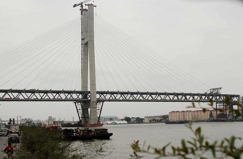 11月28日,目前國內(nèi)跨度最大的公路軌道兩用雙層斜拉橋閔浦二橋在黃浦江上順利合龍。 新華社發(fā)