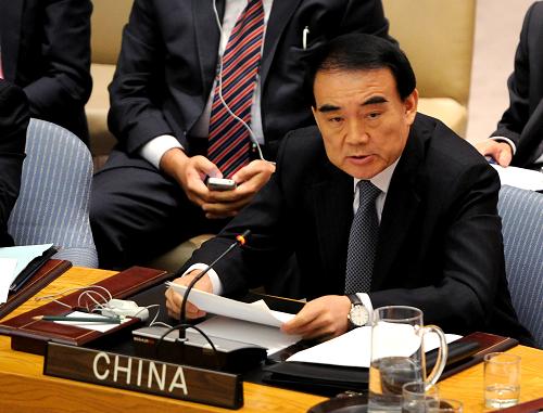 8月30日,在紐約聯(lián)合國總部,中國常駐聯(lián)合國代表李保東在安理會會議上發(fā)言。聯(lián)合國安理會當(dāng)天就敘利亞人道主義局勢舉行公開會議。中國常駐聯(lián)合國代表李保東在發(fā)言時說,敘利亞人道主義救援努力應(yīng)恪守中立和公正原則,避免人道主義政治化,堅持人道救援非軍事化,而且只有贏得敘利亞人民的信任,才能確保救援行動順利實(shí)施。新華社記者 申宏 攝