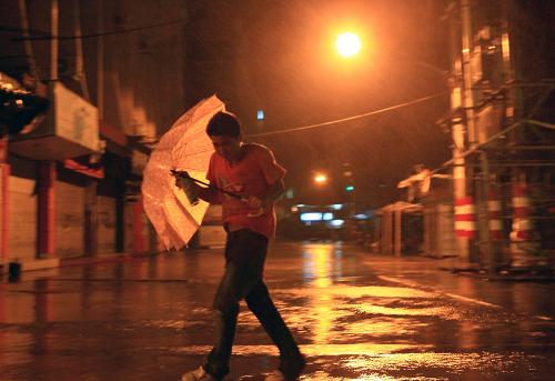 8月8日夜,福建省寧德市霞浦縣一位居民在街頭頂風冒雨騎行。 2009年第8號臺風“莫拉克”移動速度緩慢,8月9日5時在浙江溫州偏南方向大約240公里的海面上。目前,“莫拉克”中心正以每小時5公里的速度向西北偏北方向移動。氣象部門預計,“莫拉克”將以5至10公里的時速向西北偏北方向移動,最大可能在浙江蒼南到福建霞浦之間登陸。受其影響,福建中北部沿海普降暴雨,據(jù)8月8日8時至9日5時統(tǒng)計,降雨量大于200毫米的有柘榮、霞浦、福鼎、羅源、福清、馬尾、連江等7縣(市、區(qū))。 新華社記者姜克紅攝