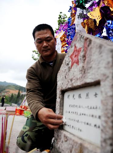 4月4日,來自河南的一名退伍軍人在擦洗烈士墓碑。當(dāng)日是清明節(jié),來自遼寧、湖南、廣東、海南等地近300名烈士的后輩帶領(lǐng)家人,不遠(yuǎn)千里趕赴革命老區(qū)廣西那坡縣烈士陵園祭奠革命英烈,對孩子進(jìn)行愛國主義教育。新華社記者 張愛林 攝