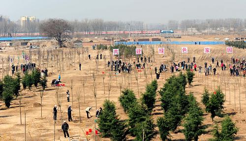 3月27日,來自中共中央直屬機關和中央國家機關各部委、單位的168名部級領導,在北京市房山區(qū)長陽鎮(zhèn)南水北調(diào)中線植樹工地,參加以“共建綠色家園”為主題的共和國部長義務植樹活動。新華社記者張鐸攝